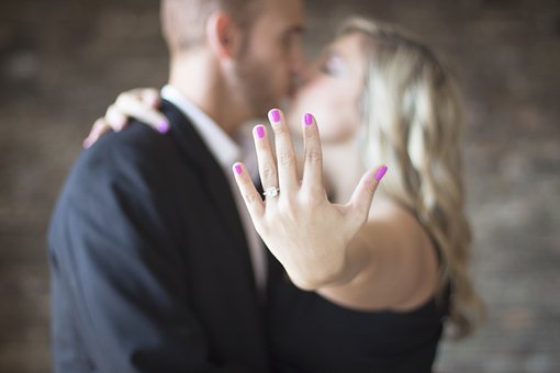 Z czego wykonane są pierścionki zaręczynowe?